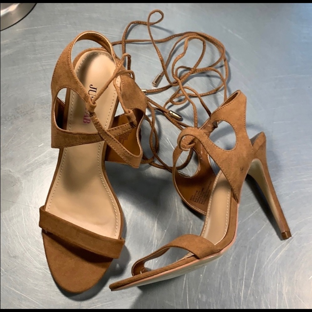 Beautiful JustFab heels in Tan